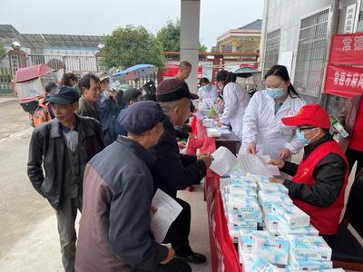 市皮防所党员志愿者 健康义诊进乡村，麻风防治人人知，营养健康咨询暖人心